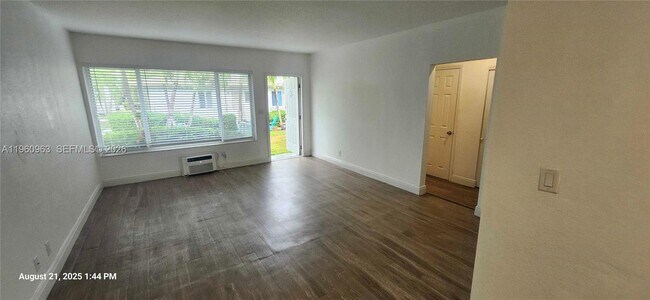 Photo - 1050 98th St Unidad 4W