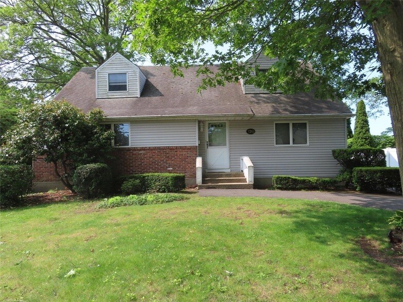 Photo - 120 Cerny Pl