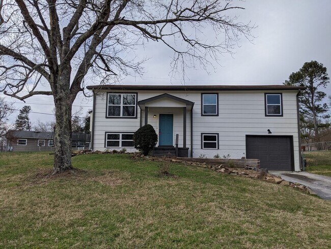 6211 Canoe Ln