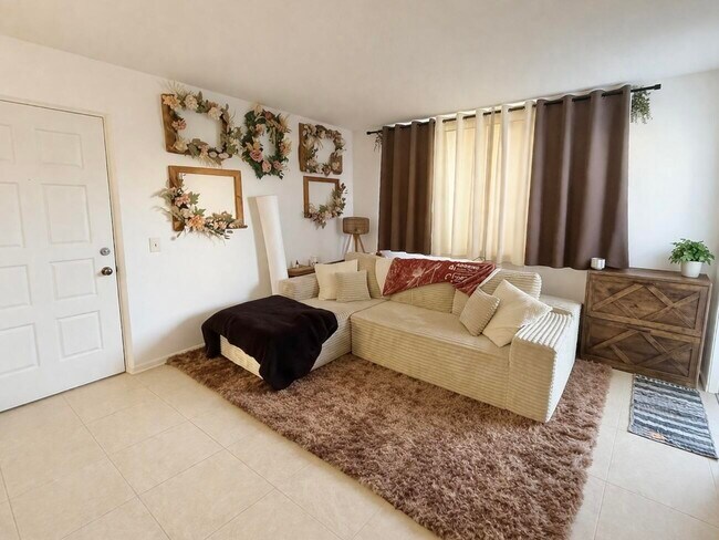 Photo - 728 Executive Center Dr Unidad 22