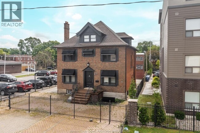 Photo - 961 Ouellette Ave