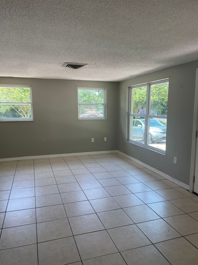 Photo - 2/1 Apartment close to downtown New Port R... Unidad 6604 VAN BUREN STREET