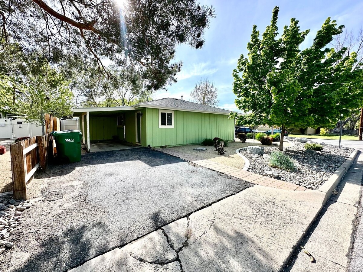 Photo - 414 W 9th St