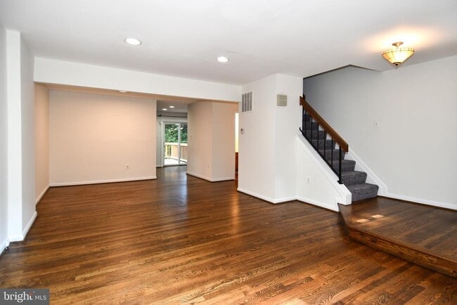 Photo - 5175 King Charles Way
