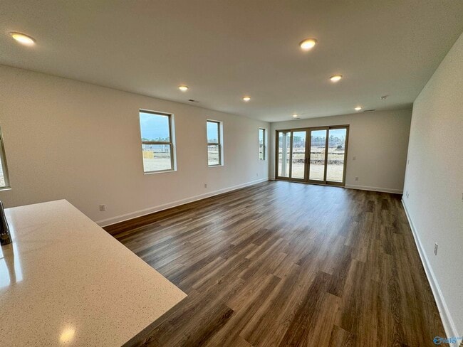 Photo - 337 Mistfield St