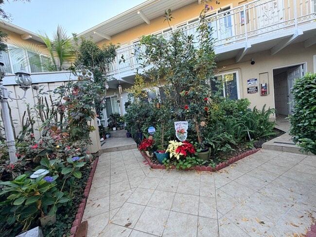 Courtyard - 243 1/2 S Church Ln Unidad 243 1/2