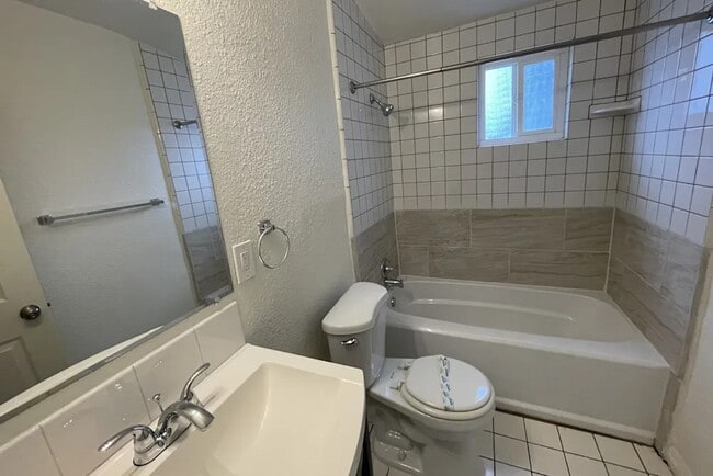 Photo - 363 Bard St