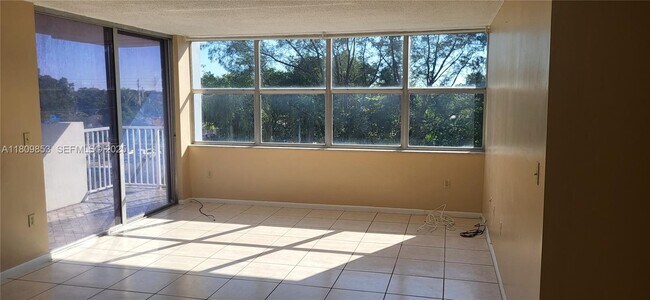 Building Photo - 1300 NE Miami Gardens Dr Unit 407E