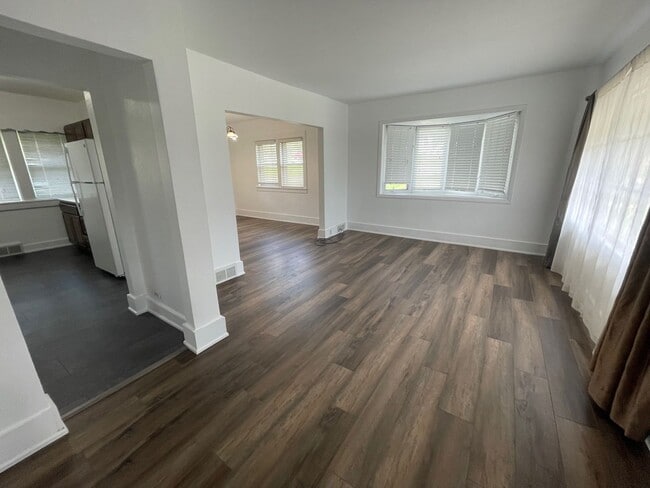 Photo - 102-104 Morley Pkwy