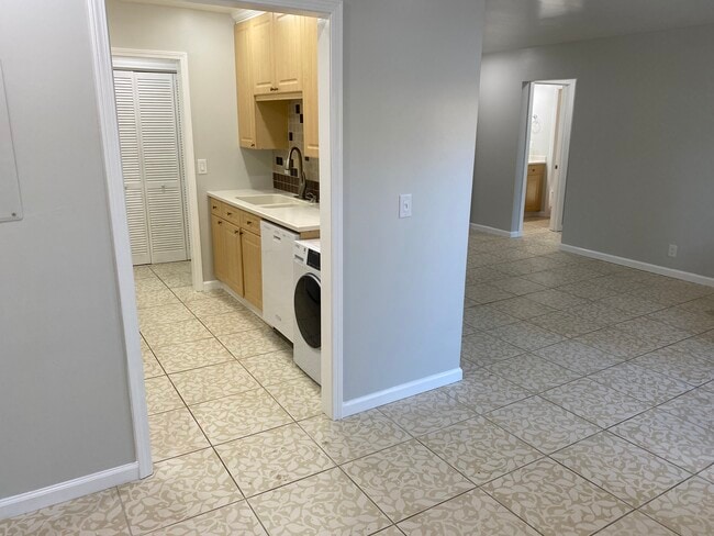 Building Photo - 515 Basswood Ave Unit L 118