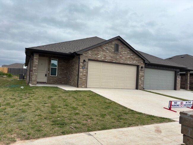 Building Photo - Beautiful New Duplex!