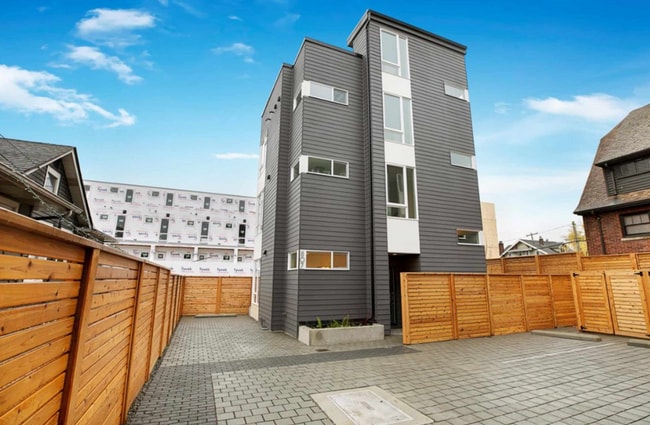 Building Photo - Modern Wallingford/Fremont Home with Rooftop Views & Designer Finishes