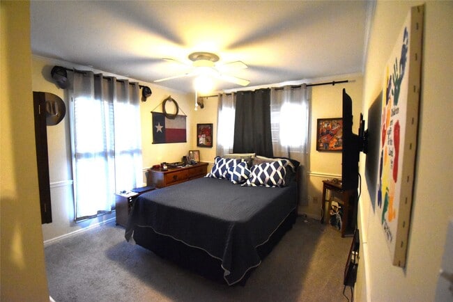 Building Photo - 8011 Meadowvale Dr