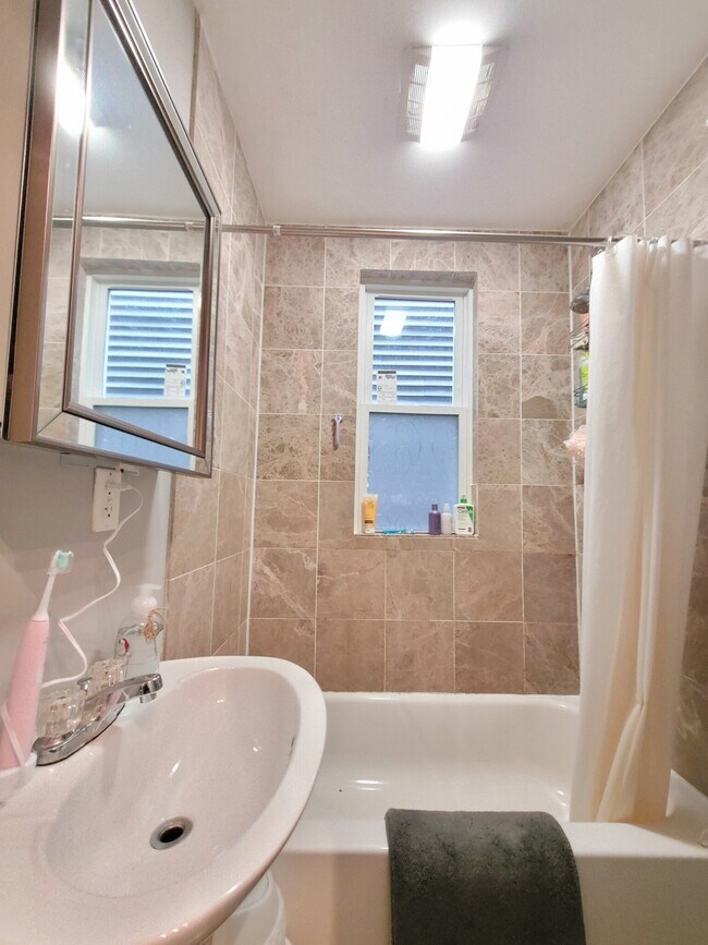Photo - 737 Parker St