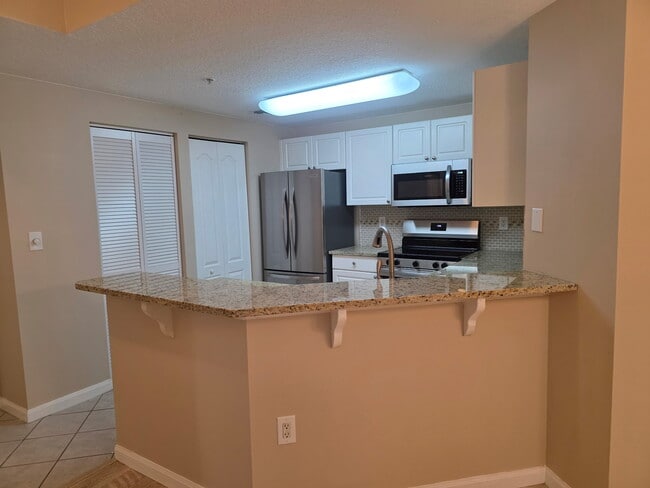 Walk-In Pantry - 5080 Fairways Cir Unit G208