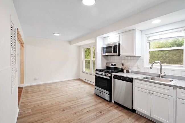 Eat in area of kitchen - 620 Saint Bernard Dr