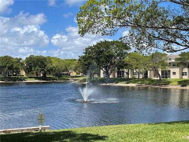 Building Photo - 640 Cypress Club Way Unit J12