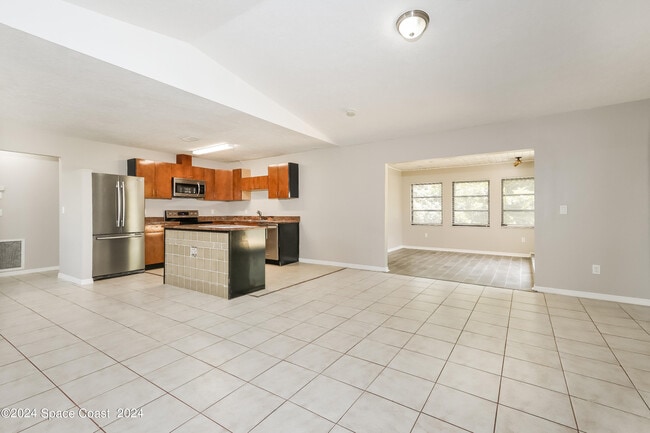 Photo - 701 NW Grenada St