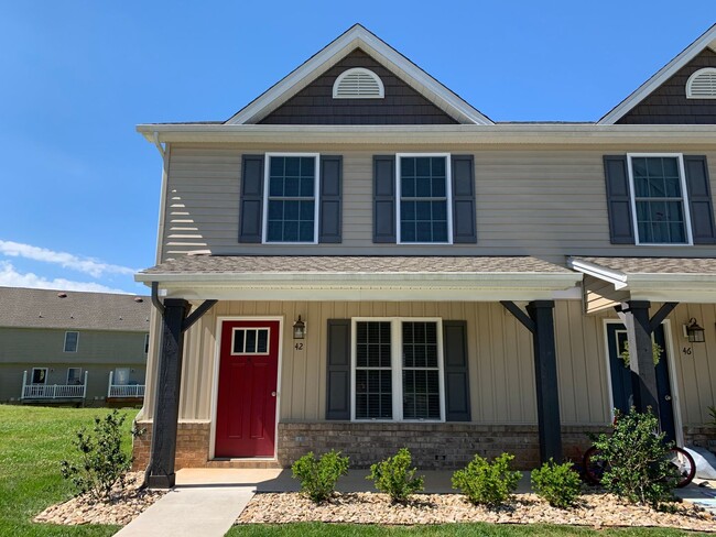 Building Photo - End Unit Townhome in Campbell County