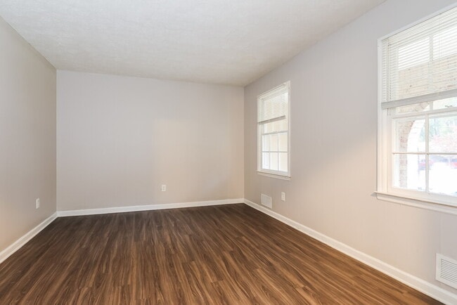 Photo - 235 Hurst Point