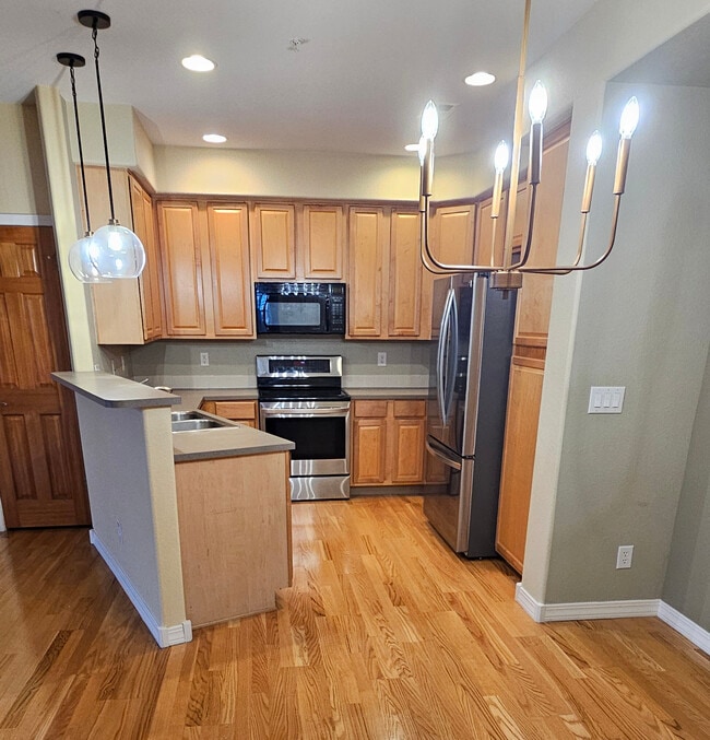 Kitchen - 5220 Boardwalk Dr Unit F22