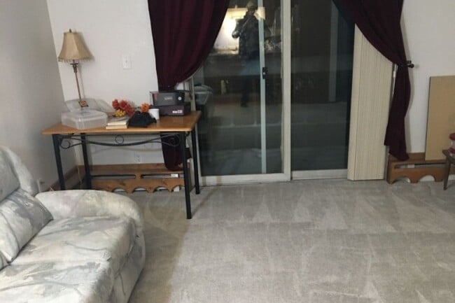 Sala de estar - 4921 Dartmouth Dr Unidad #6