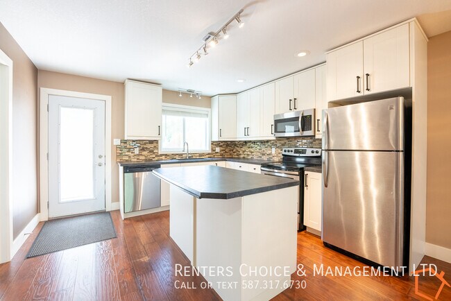 Photo - 2 bedroom Duplex, Onsite laundry, Assigned Parking