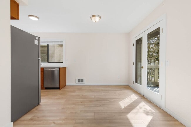 Photo - Newly updated 2 Bedroom 2 Bathroom Condo Near Downtown Kirkland- 1 free month! Unit UM-SHI320_02