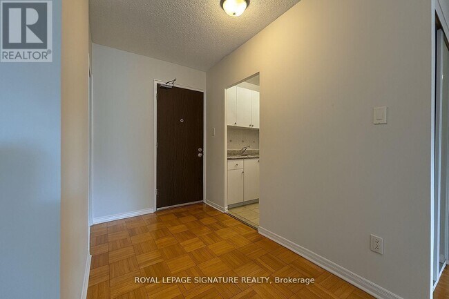 Photo - 990 Avenue Rd