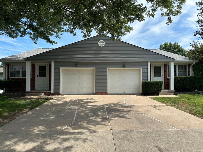 Newly renovated duplex at GREAT LOCATION (120th and Center) - 3035 S 120th St Casa Adosada