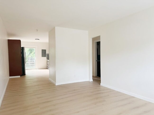 Building Photo - 804-806 N Fairlawn Cir Unit 806 Rental