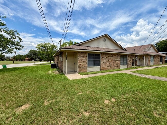 Building Photo - Move-In Ready 2BR Duplex | Private Yard | Great Location | Pets Welcome
