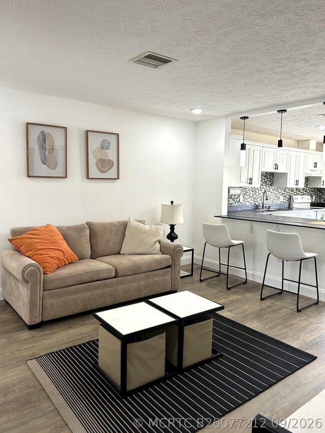 1427 Riverside Cir