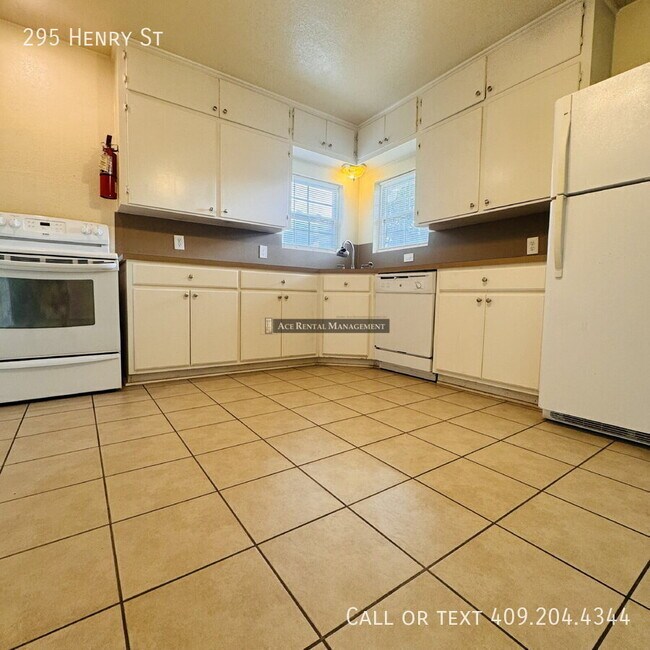Photo - 295 Henry St