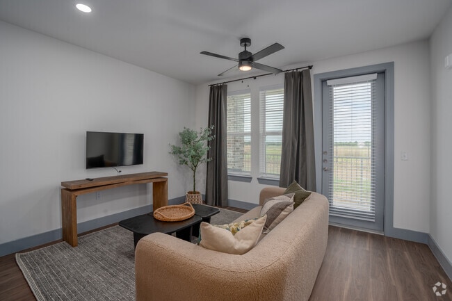 1BR, 1BA - 795SF - Living Room