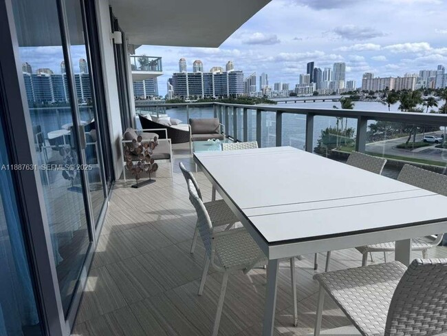 Photo - 3250 NE 188th St Unidad 408