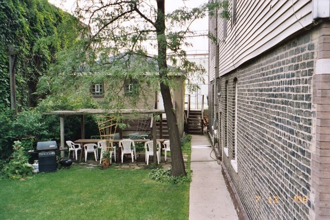 side yard picnic area - 1507 N Elston Ave Unit 2R