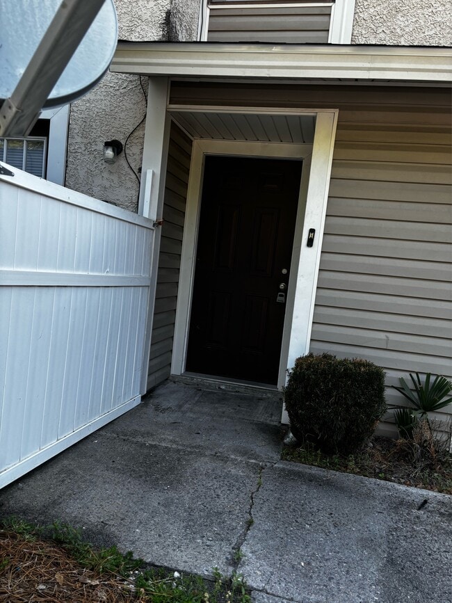 Building Photo - 727 S Main St