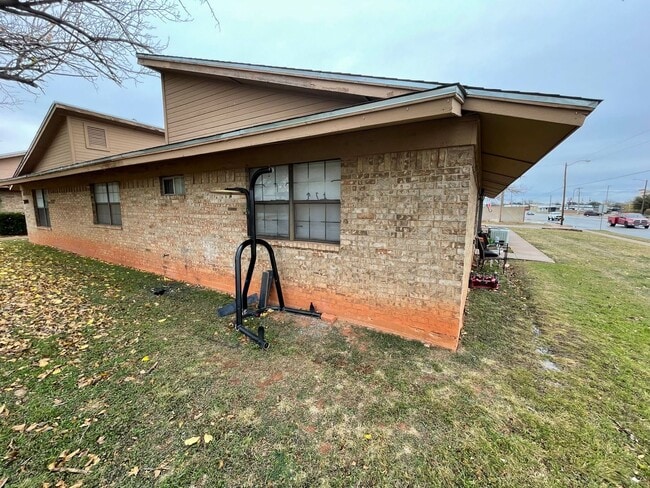 Building Photo - 2 bedroom, 2 bath