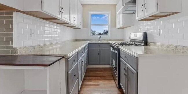 Building Photo - 475 Tecumseh St Unit 1