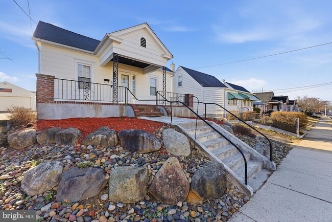 Photo - 140 Maddock Ave