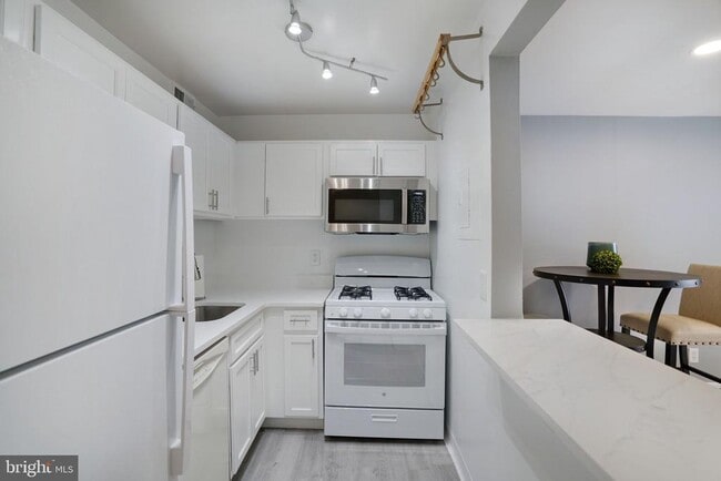 Building Photo - 3100 S Manchester St Unit 909