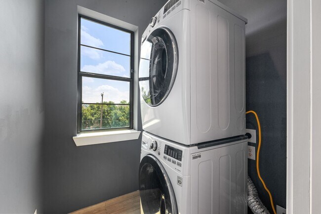 Photo - 1705 Weber St
