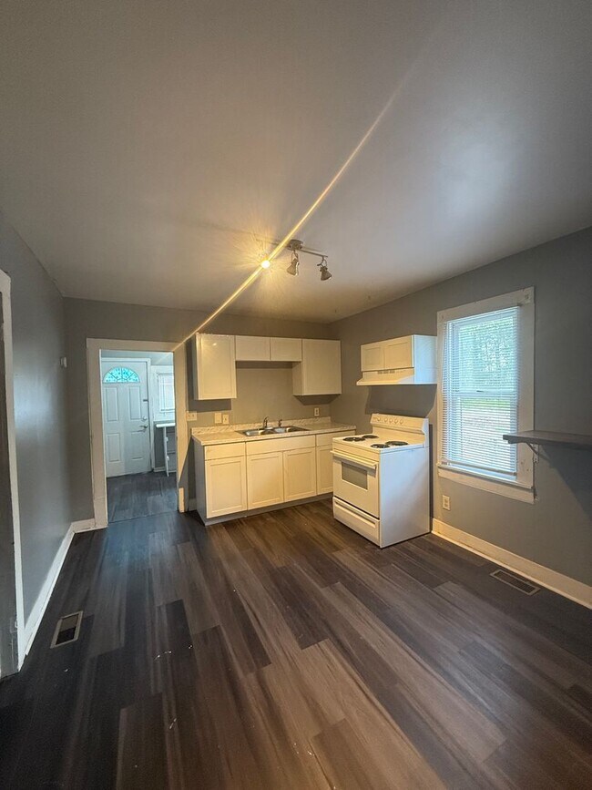 SUNSET PARK 3 Bedroom & 1 Bath near t... House House Rental in