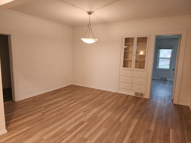 Photo - 350 SW State St