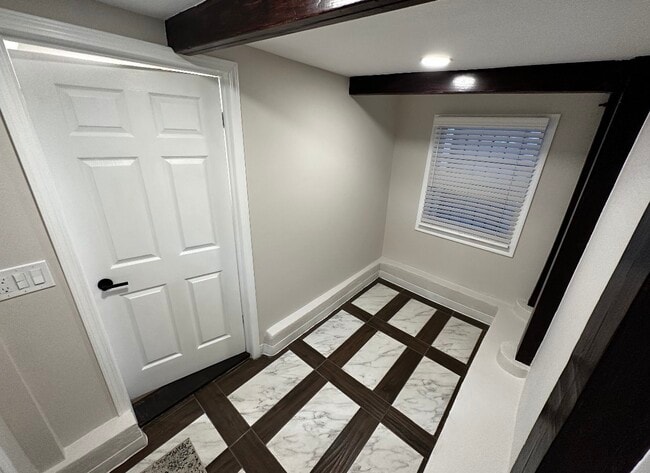 Foyer - 4618 N Karlov Ave Unit 1