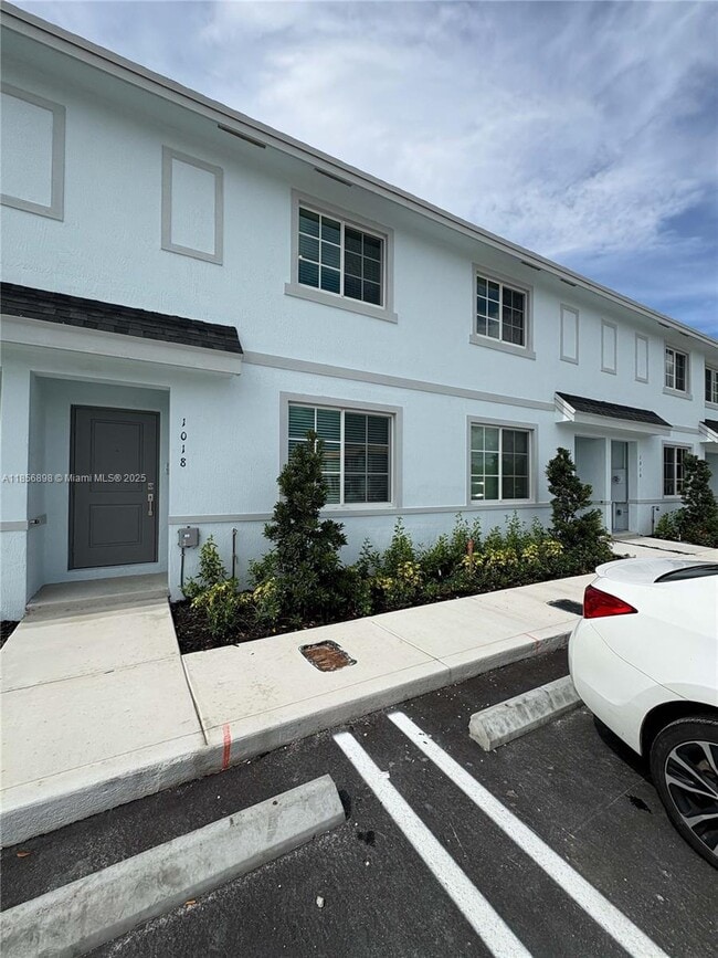 Building Photo - 1018 W Davis Pkwy Rental