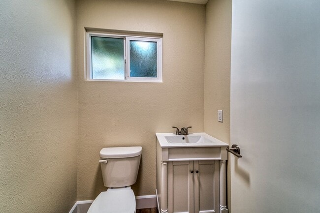 Photo - Spacious 4-Bedroom Home with Modern Amenit...