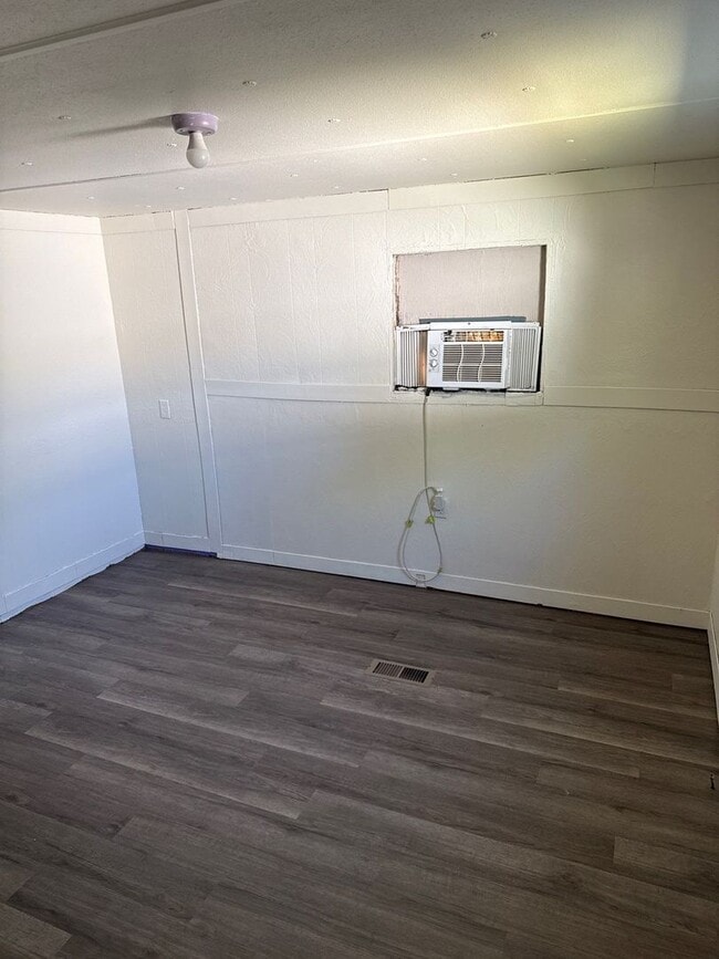 Photo - 2 bed 1 bath mobile home located on south side of Sterling.  Close to park and hospital.