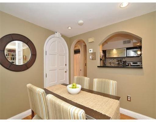 Building Photo - 124 Beacon St Unit 3F